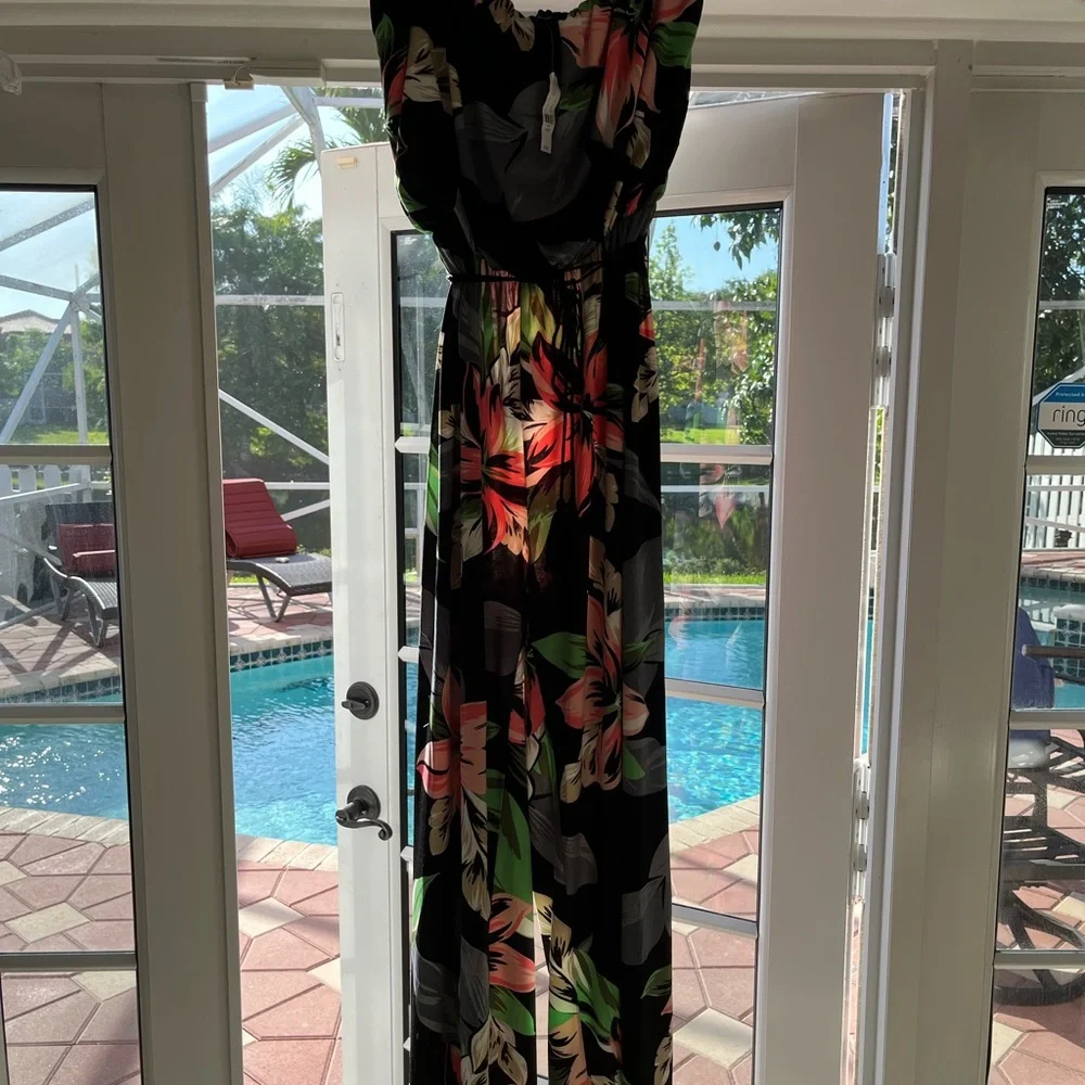 Black tropical strapless jumpsuit. NY&Co. NWT - Picture 3 of 7